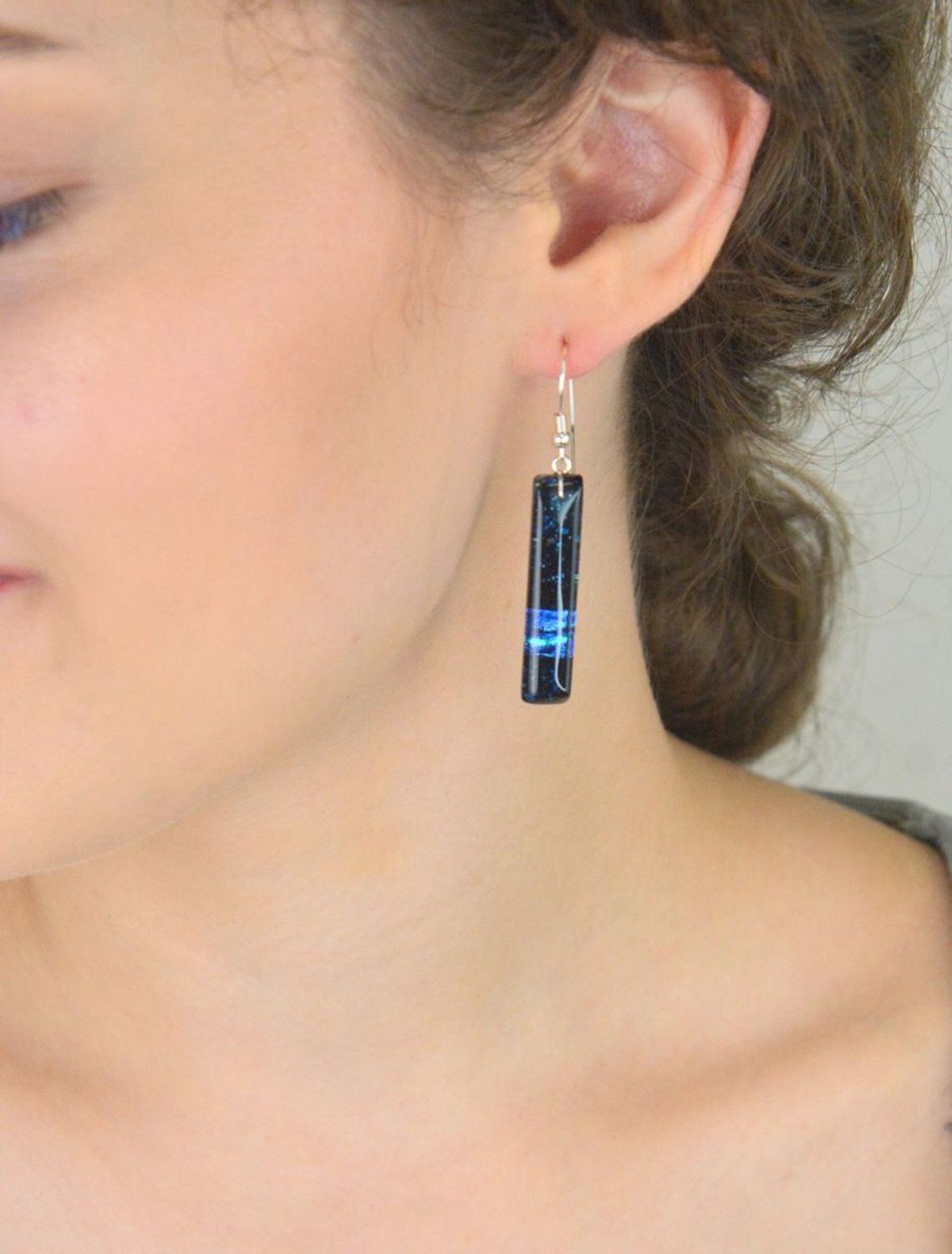 Unikatowe kolczyki srebrne 925 z zawieszkami ze szkła Murano w odcieniach niebiesko-granatowych. Waga 8 g, zapięcie bigiel otwarty. Artystyczna biżuteria.1.jpg